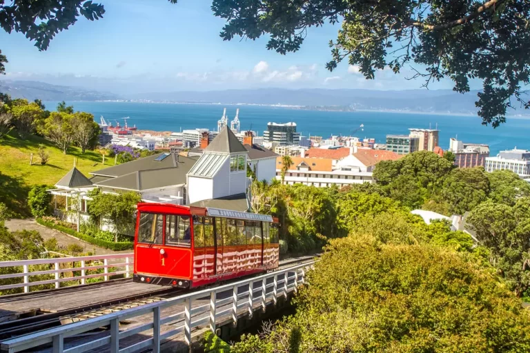 O transporte público na Nova Zelândia é eficiente e acessível, com sistemas integrados em cidades como Auckland e Wellington, facilitando o deslocamento. Para quem faz **Intercâmbio na Nova Zelândia**, é uma opção prática e econômica, embora seja importante verificar horários em áreas mais distantes. Para viagens longas, há ônibus intermunicipais, e alugar um carro também é uma alternativa popular.