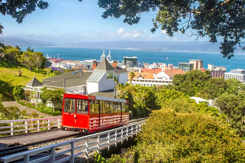 O transporte público na Nova Zelândia é eficiente e acessível, com sistemas integrados em cidades como Auckland e Wellington, facilitando o deslocamento. Para quem faz **Intercâmbio na Nova Zelândia**, é uma opção prática e econômica, embora seja importante verificar horários em áreas mais distantes. Para viagens longas, há ônibus intermunicipais, e alugar um carro também é uma alternativa popular.