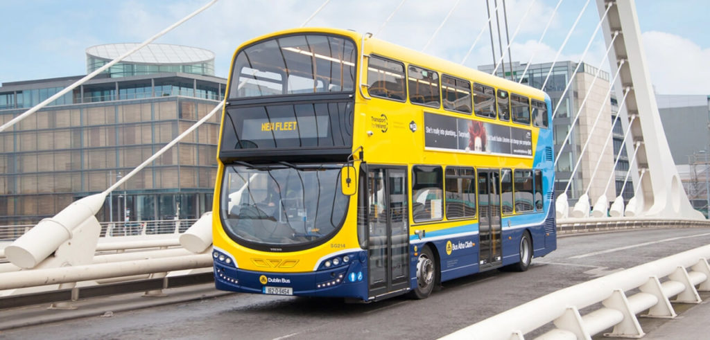 O intercâmbio na Irlanda proporciona acesso a um sistema de transporte público eficiente, especialmente em Dublin, com opções como ônibus, trens e o Luas (tram). O custo mensal de transporte varia, mas é uma alternativa prática para quem deseja explorar as cidades. Em áreas menores, caminhar ou andar de bicicleta também é uma boa opção.